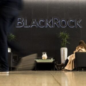 Recepção moderna com uma parede escura onde se destaca o nome 'BlackRock' em letras metálicas retroiluminadas.