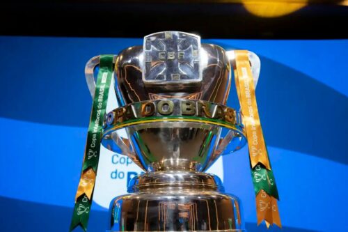 Gemini said Uma imagem em close do troféu da Copa do Brasil, destacando sua estrutura metálica prateada com detalhes dourados.