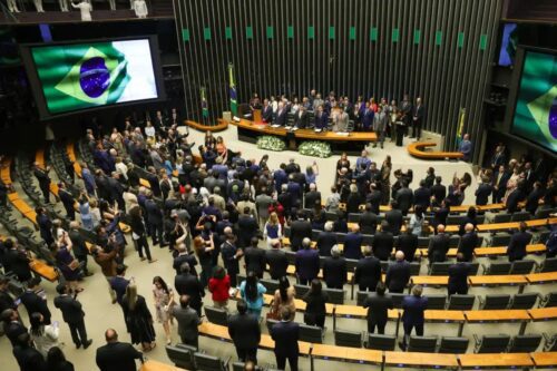 Vista aérea do Plenário da Câmara dos Deputados no Brasil durante uma sessão solene.
