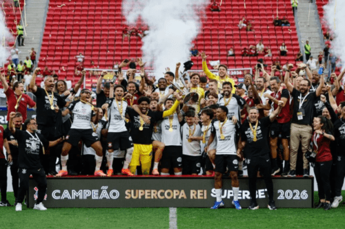 Foto do título do Corinthians que enfrentou o Flamengo na Arena BRB Mané Garrincha e conquistou o título da Supercopa Rei.