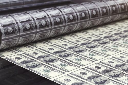 Gemini said Uma imagem de uma prensa industrial imprimindo folhas de notas de 100 dólares americanos.