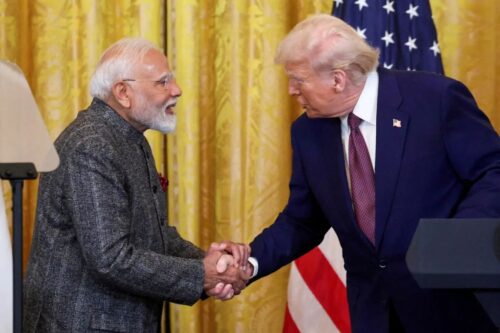 Fotografia de meio corpo do Primeiro-Ministro da Índia, Narendra Modi (à esquerda), apertando a mão do presidente dos Estados Unidos, Donald Trump (à direita).