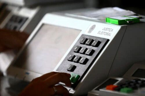 Close lateral de uma urna eletrônica da Justiça Eleitoral brasileira.