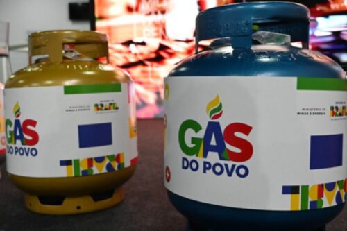 Dois botijões de gás de cozinha, um dourado à esquerda e um azul à direita, posicionados lado a lado.