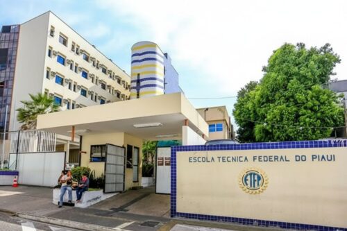 Fotografia da fachada do Instituto Federal do Piauí (IFPI), antigo Centro Federal de Educação Tecnológica.