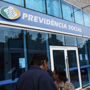 Fotografia em ângulo médio da fachada de uma agência da Previdência Social (INSS).