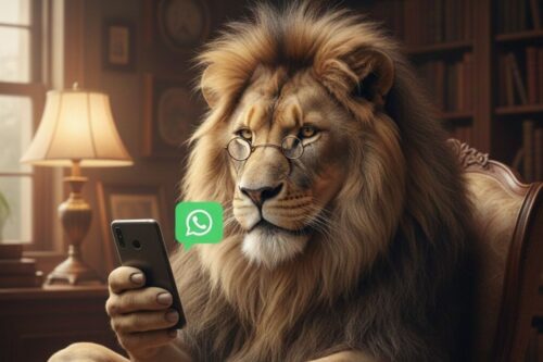 Ilustração realista de um leão de óculos sentado em uma poltrona clássica, segurando um smartphone. Ao lado do aparelho, flutua o ícone verde do WhatsApp.