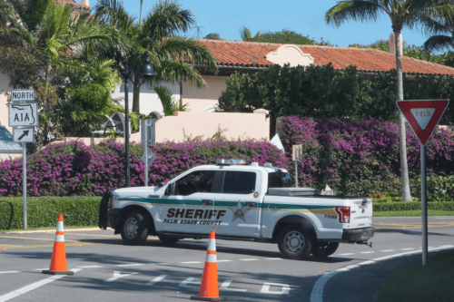 Homem armado é morto após invadir perímetro do resort de Trump na Flórida