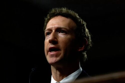 Retrato em close de Mark Zuckerberg, CEO da Meta, falando durante um evento ou depoimento.