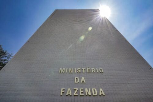 Fotografia em ângulo baixo (contra-picado) da fachada do edifício do Ministério da Fazenda em Brasília.