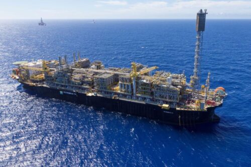 Vista aérea da plataforma de petróleo FPSO Petrobras 74 operando em alto-mar.