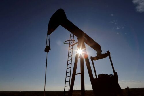 Registro de uma unidade de bombeamento de petróleo ativa na Bacia Permiana, localizada no condado de Loving, Texas, Estados Unidos (22 de novembro de 2019).