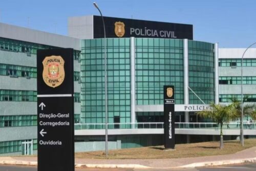 Fachada do edifício-sede da Polícia Civil do Distrito Federal (PCDF), com destaque para o letreiro oficial e totens de sinalização da Direção-Geral e Ouvidoria.