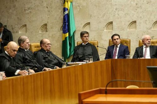 Fotografia do plenário do Supremo Tribunal Federal (STF) durante uma sessão oficial.
