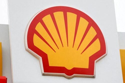 Close-up do logotipo da Shell em relevo sobre uma superfície branca.