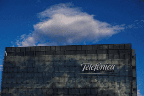 Imagem de um prédio com o logotipo da operadora de telefonia Telefônica.