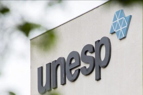 Logotipo da Unesp (Universidade Estadual Paulista) em letras pretas e arredondadas sobre uma placa branca.