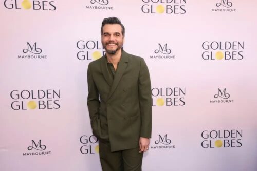 Fotografia de meio corpo do ator Wagner Moura em um tapete vermelho do Golden Globes.