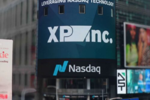 Fotografia em ângulo contrapicado do painel eletrônico da Nasdaq na Times Square, em Nova York.