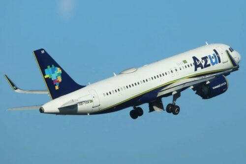 Avião da Azul decolando com céu azul ao fundo e logotipo colorido na cauda.