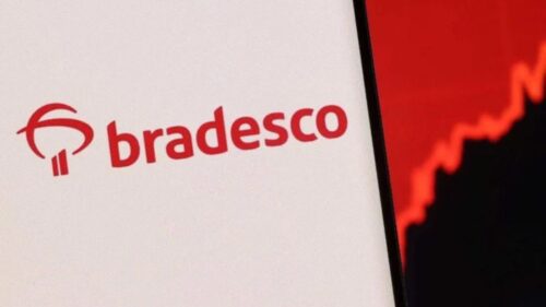 Logotipo do Bradesco em fundo claro, ao lado de gráfico em vermelho indicando desempenho no mercado financeiro.