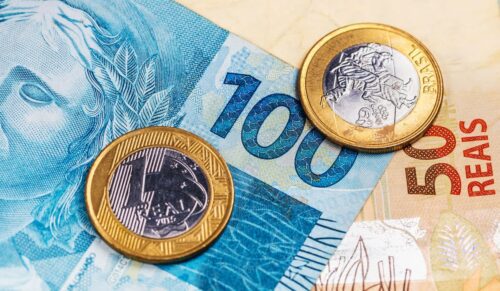 Notas de real e moedas de 1 real ilustram déficit em conta corrente do Brasil em janeiro de 2026.