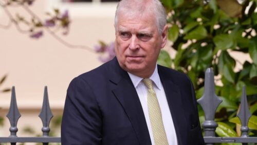 Ex-príncipe Andrew deixa residência em Sandringham após investigação policial no Reino Unido.