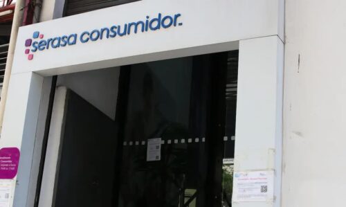 Fachada da Serasa durante o Feirão Limpa Nome 2026 para renegociação de dívidas no Brasil.