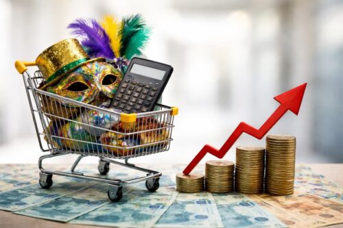 Carrinho com adereços de Carnaval e calculadora ao lado de pilhas de moedas e seta de alta, simbolizando aumento de preços.