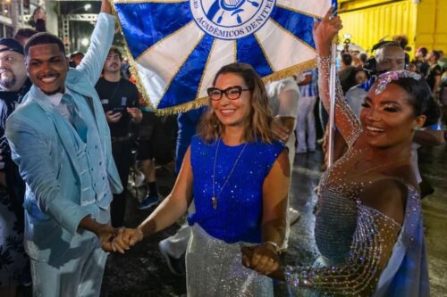 Lula homenageado no carnaval do rio. Janja não desfila por medo de represálias.