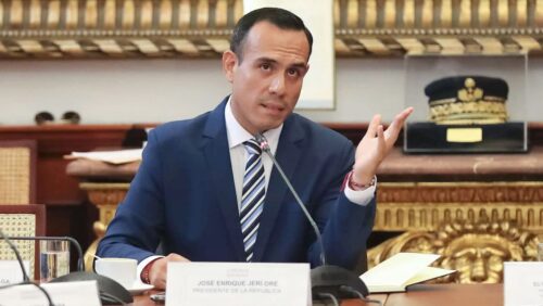 José Jerí fala ao microfone em reunião oficial, sentado à mesa com documentos à frente.