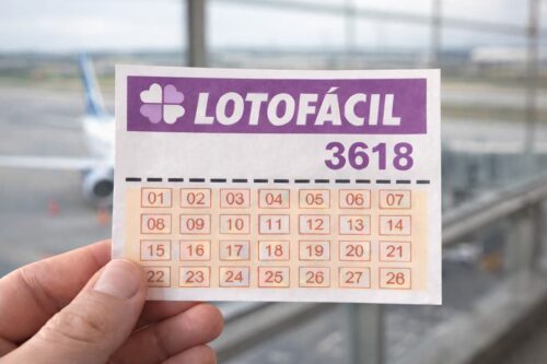 Bilhete da Lotofácil 3618 segurado em aeroporto, com avião e pista desfocados ao fundo.