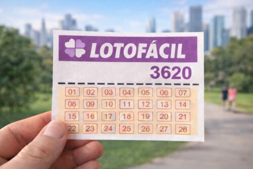 Bilhete Lotofácil 3620 segurado em parque, com cidade e pessoas caminhando desfocadas ao fundo.
