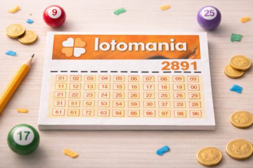 Bilhete da Lotomania 2891 sobre mesa, com bolas numeradas, moedas e lápis ao redor.