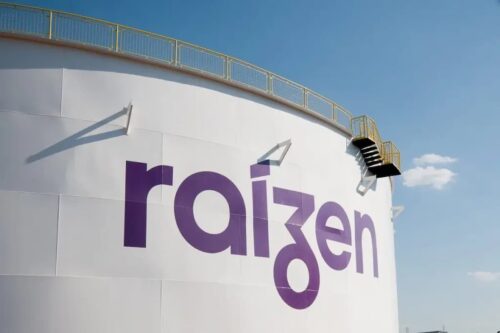 Tanque industrial da Raízen com logotipo roxo em destaque em estrutura branca ao ar livre.