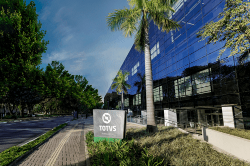 Totvs (TOTS3) cai mais de 12% após venda da Dimensa e lidera perdas do Ibovespa