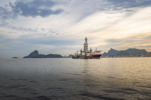 Navio-sonda na Baía de Guanabara com o Pão de Açúcar e o Corcovado ao fundo - Rio de Janeiro, Brasil.