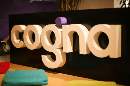 Foto do logotipo da Cogna.