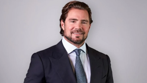 Foto oficial de Daniel Vorcaro, empresário envolvido em desdobramentos de investigações da Polícia Federal em Brasília.