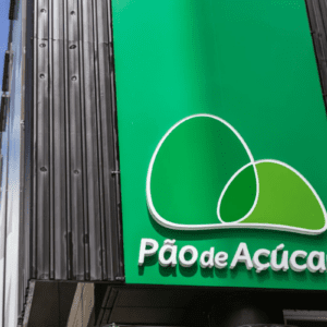 fachada da loja Pão de Açúcar com sinalização verde e o logo da rede de supermercados.