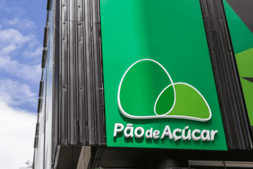 fachada da loja Pão de Açúcar com sinalização verde e o logo da rede de supermercados.