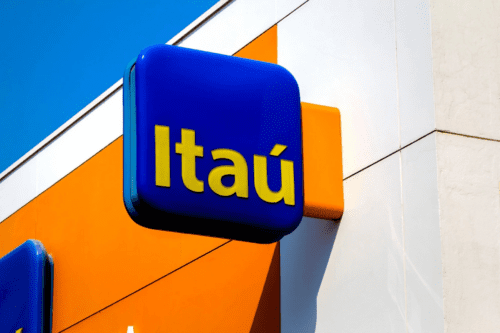 Fachada do banco Itaú com logo visível, cor azul e detalhes em laranja na arquitetura do edifício.