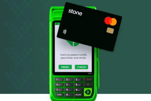 Fotografia em plano fechado de uma máquina de cartões verde vibrante da Stone. Sobre a tela da máquina, que exibe a mensagem "Insira ou passe o cartão", flutua um cartão de crédito preto com o logotipo da Stone e a bandeira Mastercard. O fundo é verde escuro com grafismos sutis de setas voltadas para baixo.