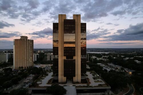 Prédio do Banco Central em Brasília ao entardecer após decisão sobre a taxa Selic.