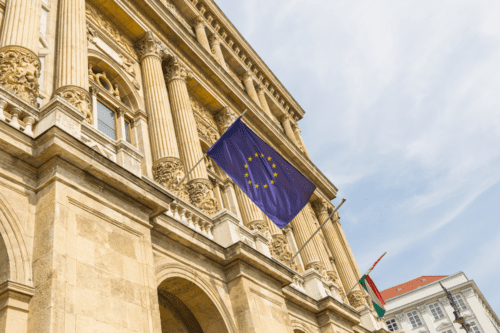 Bandeira da União Europeia na fachada do edifício.
