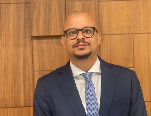 Tiago Cruz Alexandre posa para foto após assumir cargo na tesouraria global do Banco do Brasil.
