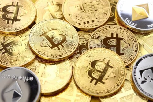 Moedas de Bitcoin e Ethereum sobre fundo dourado, ilustrando criptomoedas para investir em março de 2026.