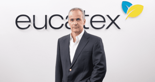 Retrato executivo de José Antônio Goulart, vice-presidente da Eucatex, posando em frente a uma parede branca com a logomarca da empresa ao fundo.