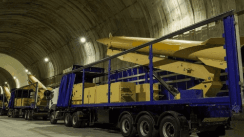 Caminhões equipados com mísseis em base subterrânea no Irã… - Veja mais em https://noticias.uol.com.br/internacional/ultimas-noticias/2026/03/21/apos-ultimato-de-trump-ira-ameaca-destruir-instalacoes-dos-eua-no-golfo.ghtm?cmpid=copiaecola