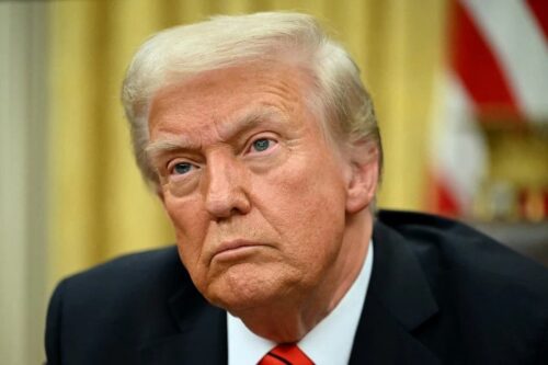 Donald Trump em close durante pronunciamento, em meio a críticas sobre guerra no Irã.